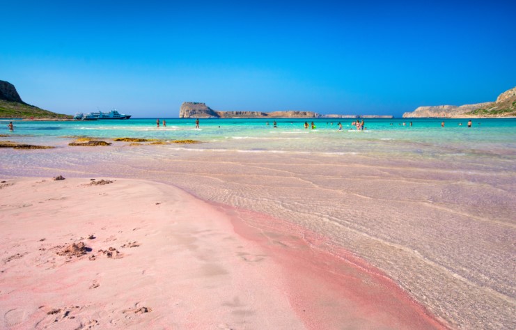 Το θαύμα της φύσης: Η ελληνική παραλία με τη ροζ άμμο και τα αμέτρητα κοχύλια που θεωρείται από τις 10 καλύτερες στον κόσμο